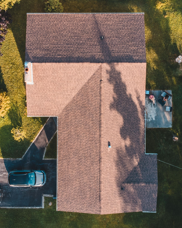 A brown shingle roof seen straight down, with its ridges, valley, eaves and rakes traced in blue